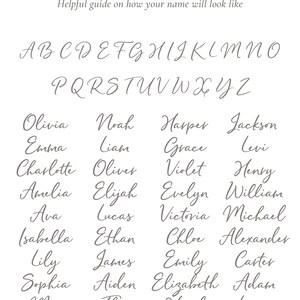 K&ouml;nnte beinhalten: Eine Schriftartentabelle mit einem grauen kursiven Alphabet von A bis Z, gefolgt von einer Liste gebr&auml;uchlicher Namen wie Olivia, Noah, Harper, Jackson, Emma, Liam, Grace, Levi, Charlotte, Oliver, Violet, Henry, Amelia, Elijah, Evelyn, William, Ava, Lucas, Victoria, Michael, Isabella, Ethan, Chloe, Alexander, Lily, James, Emily, Carter, Sophia, Aiden, Elizabeth, Adam, Mia, Theo, Hazel und Logan.
