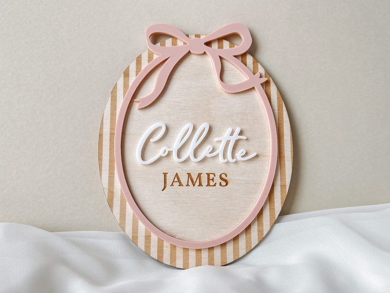 The pink bow monthly milestone set features delicate acrylic and wood details, perfect for capturing precious baby moments.