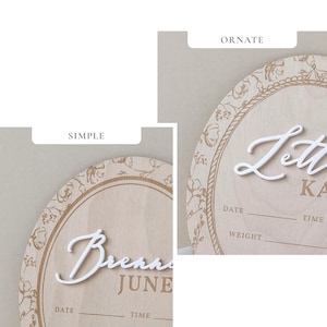 Pu&ograve; includere: Due targhe circolari in legno per annunci di nascita con il testo CHOOSE BORDER STYLE in alto. Una targa &egrave; etichettata come SIMPLE e l'altra come ORNATE. Entrambe presentano nomi in 3D bianchi, bordi floreali incisi e linee per data, ora e peso.