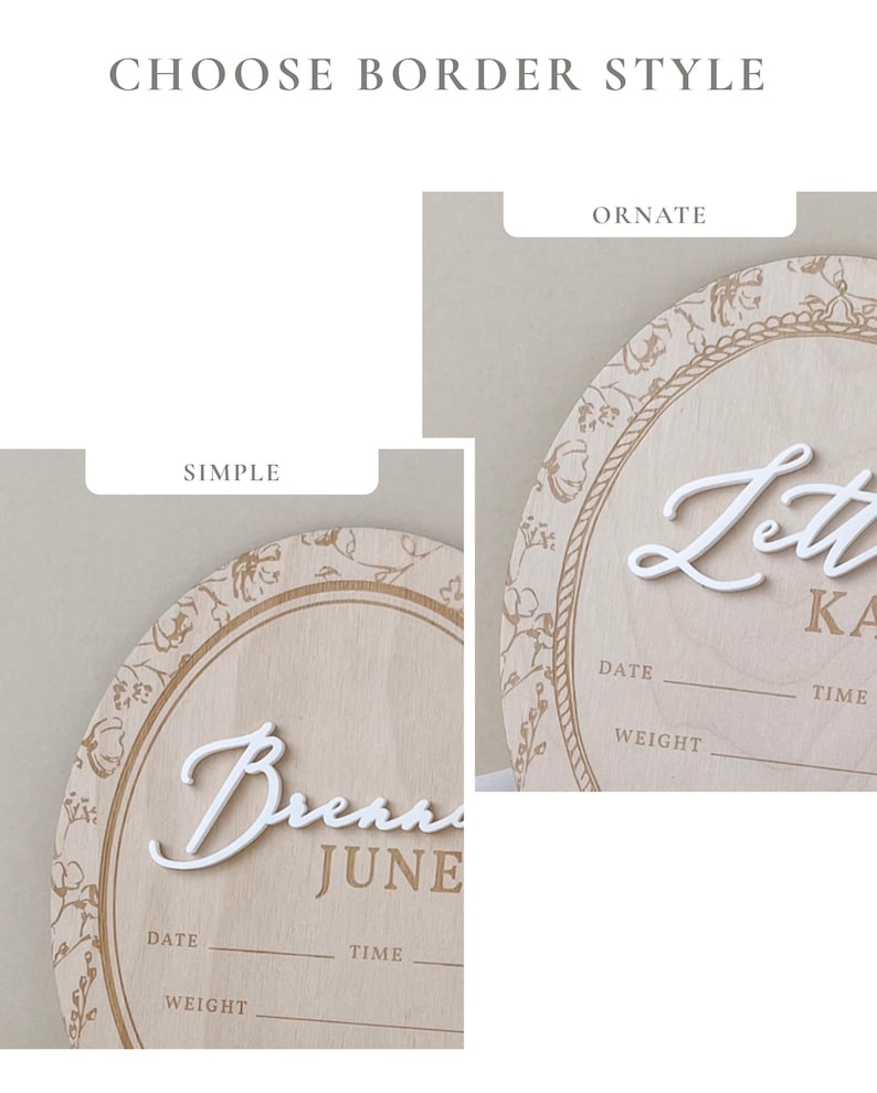 Pu&ograve; includere: Due targhe circolari in legno per annunci di nascita con il testo CHOOSE BORDER STYLE in alto. Una targa &egrave; etichettata come SIMPLE e l'altra come ORNATE. Entrambe presentano nomi in 3D bianchi, bordi floreali incisi e linee per data, ora e peso.