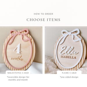 Puede incluir: Dos tarjetas de hitos de madera. Una tiene un lazo rosa, el n&uacute;mero 4 y la palabra "months". La otra tiene un lazo blanco y el nombre "Ellie Isabella". El texto "HOW TO ORDER CHOOSE ITEMS" est&aacute; en la parte superior.