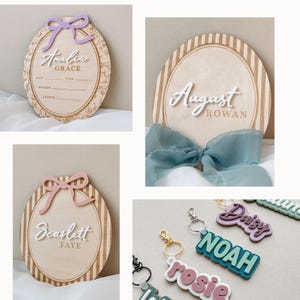 Puede incluir: Placas ovaladas de madera con lazos decorativos y detalles grabados. Las placas presentan nombres como Amelia, Scarlett y August en escritura blanca. Tambi&eacute;n se muestran llaveros con nombres como Noah y Rosie.