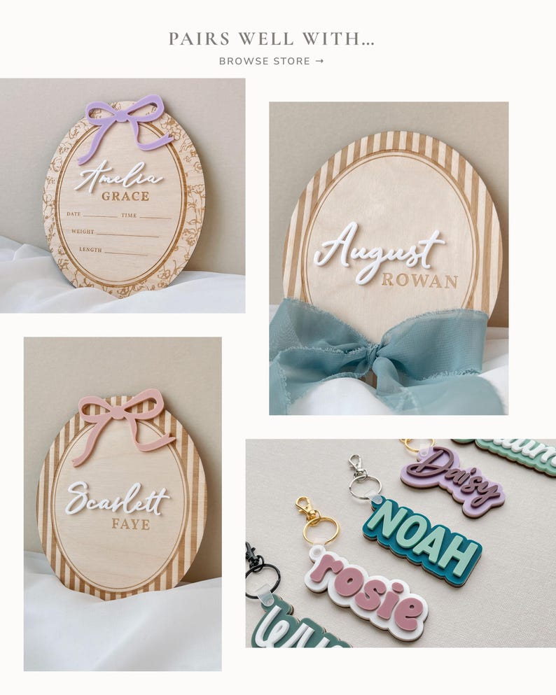 Puede incluir: Placas ovaladas de madera con lazos decorativos y detalles grabados. Las placas presentan nombres como Amelia, Scarlett y August en escritura blanca. Tambi&eacute;n se muestran llaveros con nombres como Noah y Rosie.