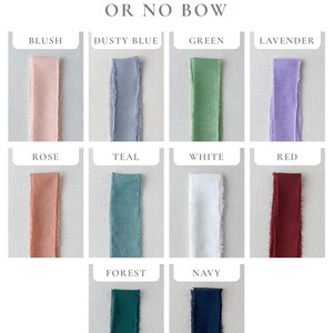 K&ouml;nnte beinhalten: Eine Farbauswahltabelle mit zehn vertikalen Stoffb&auml;ndern mit ausgefransten Kanten. Der Text oben lautet CHOOSE BOW COLOR OR NO BOW. Die gezeigten Farben sind blush, dusty blue, green, lavender, rose, teal, white, red, forest und navy.