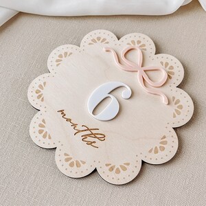 Each disc proudly displays the baby's name, serving as a personalized sign for hospital rooms or nursery walls.