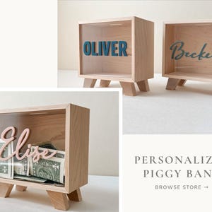 Puede incluir: Huchas de madera con frentes transparentes y patas de madera elevadas. Un banco tiene el nombre "Oliver" en letras turquesas, otro "Beckett" en turquesa y un tercero "Elise" en rosa. Los bancos est&aacute;n llenos de dinero.