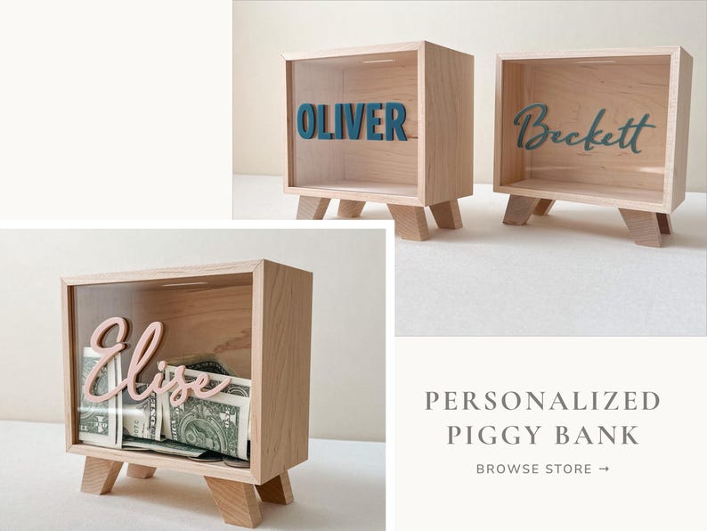 Puede incluir: Huchas de madera con frentes transparentes y patas de madera elevadas. Un banco tiene el nombre "Oliver" en letras turquesas, otro "Beckett" en turquesa y un tercero "Elise" en rosa. Los bancos est&aacute;n llenos de dinero.