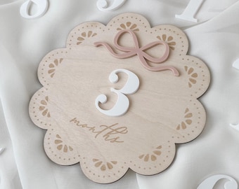 Segnalibro per le tappe fondamentali del bambino, accessorio fotografico mensile per cameretta da bambina, design vintage in pizzo, bordo smerlato in legno, ricordo del neonato, cartello per le tappe fondamentali del primo anno.
