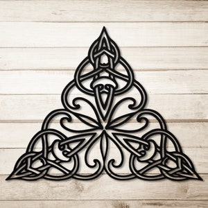Puede incluir: Diseño intrincado de nudo celta en blanco y negro en forma de triángulo. El diseño presenta un motivo central con patrones en espiral y una punta puntiaguda.