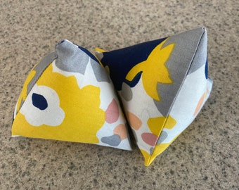 Pair of pyramid-shaped cat toys, floral pattern in pink, yellow, blue, and white, cotton fabric, stuffed with catnip and polyester filling