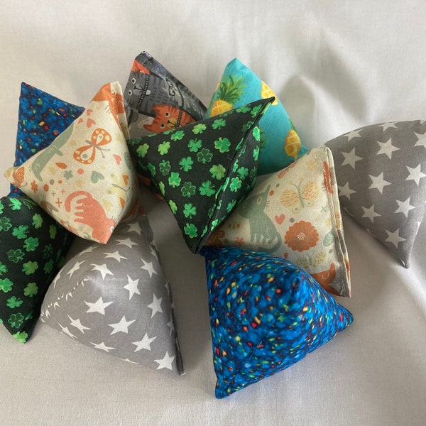 Individual catnip toys, small pyramid shape, assorted patterns, cats, stars, pineapples, shamrocks, organic catnip, for cats and kittens