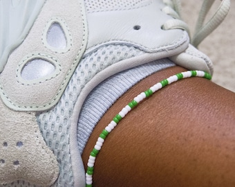 Bracelet de cheville en perles du Nigeria : vert et blanc, fermoir en laiton