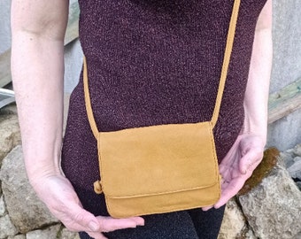 Sac à bandoulière en cuir. Pochette de soirée jaune rétro pour femme. sac à main vintage en cuir italien. Petit sac à bandoulière. Cadeau pour femme