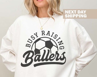 Sudadera "Busy Raising Ballers", suéter para mamás futboleras, camiseta para el día del partido, camiseta para mujer, camiseta para mamás futboleras, cuello redondo para mamás futboleras, regalo para mamá