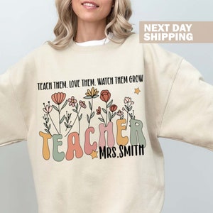 Sweater met naam leraar Wildflower, aangepast leraarsshirt, gepersonaliseerd leraarsshirt, cadeau voor leraar, leuke leraar groovy sweatshirt cadeau