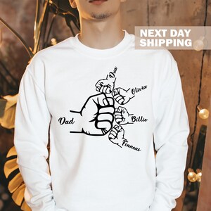 Benutzerdefinierte Fist Bump Dad Sweatshirt, Papa Shirt mit den Namen der Kinder, personalisiertes Opa Shirt, Vatertagsgeschenk, neuer Papa Shirt, Enkel Nam