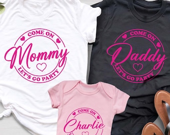 Maglietta per festa in famiglia "Come On Let's Go", maglietta per compleanno personalizzata con nome, magliette per mamma e bambino, maglietta per festa con bambola per bambine, maglietta per festa di annuncio di gravidanza