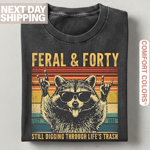 Peut inclure: Ensemble de trois mugs en céramique avec une finition mate et mouchetée. Les tasses sont de couleur crème, gris clair et gris foncé. Chaque mug a un design simple et minimaliste avec une anse arrondie.