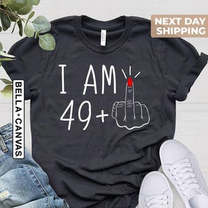 Anpassad Jag är 49 långfinger-tröja, 50-årspresenter för kvinnor T-shirt, Anpassad födelsedags-T-shirt, Jag är plus-tröja, 50-årsfest-T-shirt