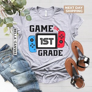 Maglietta Game On First Grade, Maglietta 1a elementare, Ritorno a scuola, Maglietta 1a elementare per ragazzi, Maglietta per studenti gamer, Primo giorno di scuola, Magliette 1a elementare immagine 4
