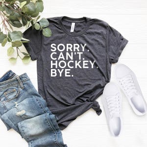 Camiseta &quot;Desculpe, não posso dizer adeus ao hóquei&quot;, camiseta &quot;Hóquei Life&quot;, presentes para jogadores de hóquei, hóquei no gelo divertido e ocupado, camiseta de hóquei para presente, camiseta de hóquei