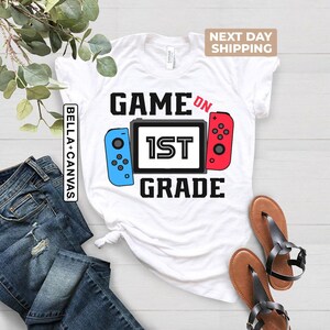 Maglietta Game On First Grade, Maglietta 1a elementare, Ritorno a scuola, Maglietta 1a elementare per ragazzi, Maglietta per studenti gamer, Primo giorno di scuola, Magliette 1a elementare immagine 2