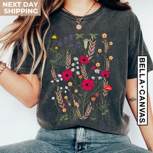 Flower Shirts, Aesthetic Wild Flower Shirt, Botanical Shirt, Minimalist Shirts for Women, Botanical Shirt, Nature Lover Shirt, Ladies Shirt