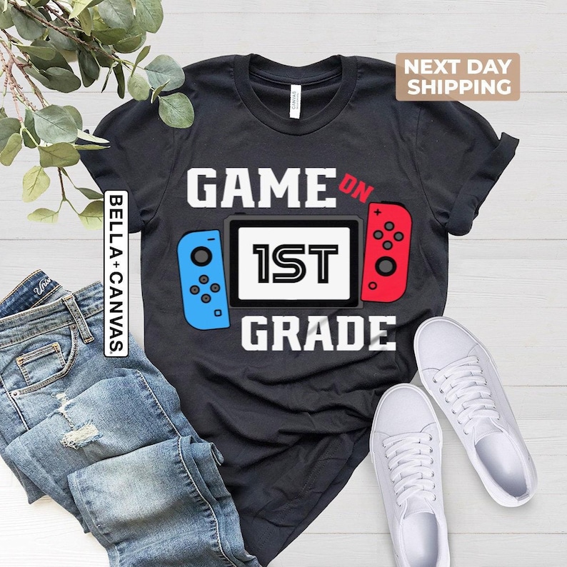 Maglietta Game On First Grade, Maglietta 1a elementare, Ritorno a scuola, Maglietta 1a elementare per ragazzi, Maglietta per studenti gamer, Primo giorno di scuola, Magliette 1a elementare immagine 1