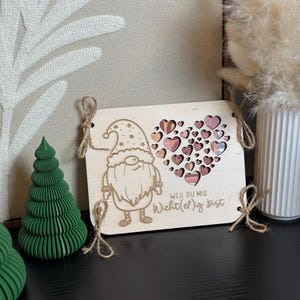 Handgefertigte Holzkarte "Weil du mir Wicht(el)ig bist" – Kreative Geschenkidee mit Wichtel- und Herzdesign