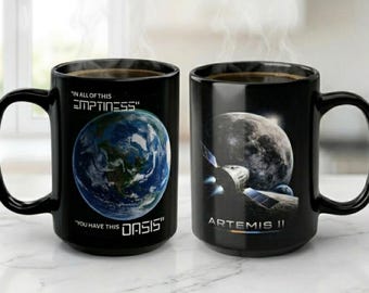 Artemis II rymdskepp månuppdrag NASA rymdprogram mugg inspirerande planeten jorden 2026 svart kopp raketuppskjutning present till rymdälskare