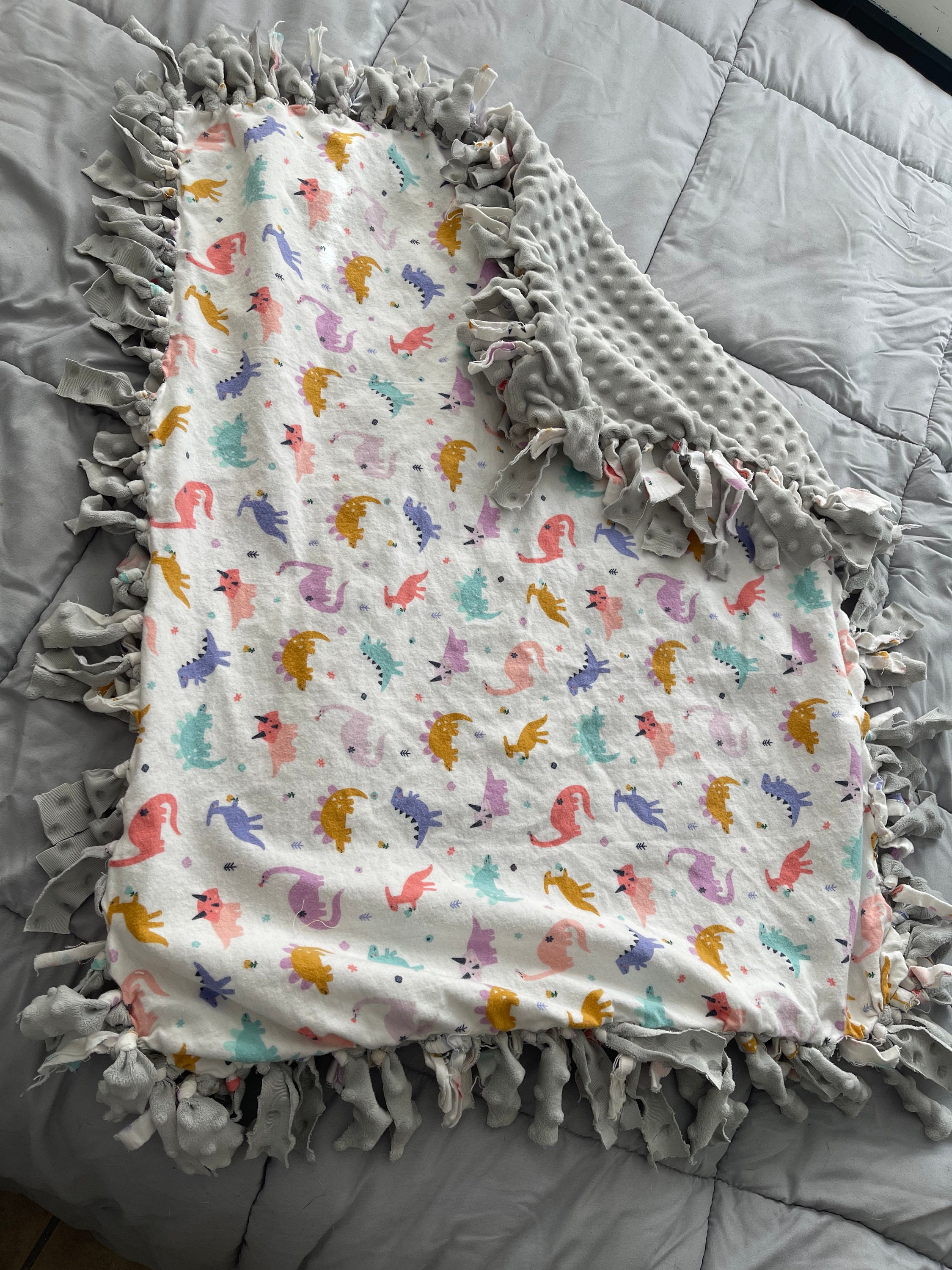 Tie blanket outlet for baby