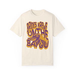 Retro Bayou Bride Alligator T-Shirt: NOLA Bachelorette Tee Ivory