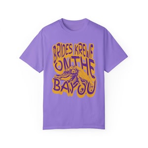 Retro Bayou Bride Alligator T-Shirt: NOLA Bachelorette Tee Violet
