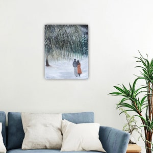 Op de afbeelding: Een schilderij van twee mensen die door een besneeuwd bos lopen. De bomen zijn bedekt met sneeuw en de grond is wit. De mensen dragen winterkleding en lopen naar de kijker toe.