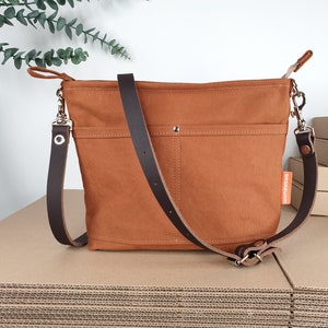 Canvas Umhängetasche S, Crossbody Tasche Damen cognac braun, praktische kleine Tasche, schlichtes Design, 425 Gramm leicht, 30 x 22 x 6 cm!