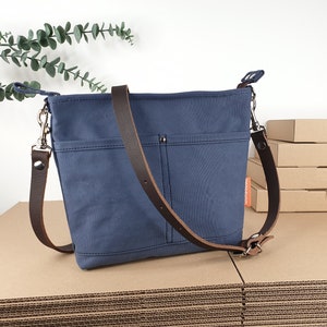Praktische Crossbody Tasche S, kleine Handtasche Damen blau, schlichtes Design, weicher Lederriemen, 425 Gramm leicht, 30 x 22 x 6 cm!