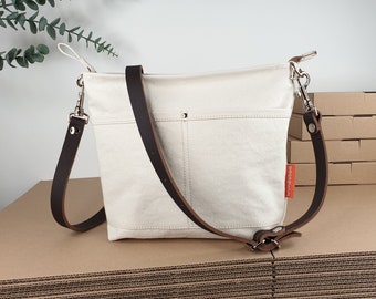 Praktische Crossbody Tasche, kleine Handtasche Damen cremeweiß, schlichtes Design, weicher Lederriemen, 425 Gramm leicht, 30 x 22 x 6 cm!