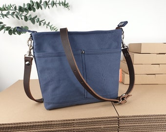 Praktische Crossbody Tasche, kleine Handtasche Damen blau, schlichtes Design, weicher Lederriemen, 425 Gramm leicht, 30 x 22 x 6 cm!