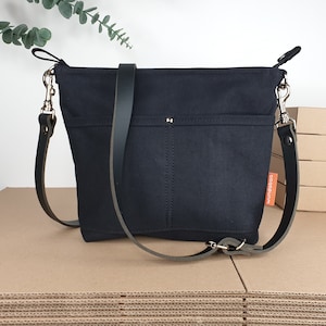Crossbody Tasche S schwarz, kleine alltagstaugliche Umhängetasche, schlichtes Design, weicher Lederriemen, 425 Gramm leicht, 30 x 22 x 6 cm!