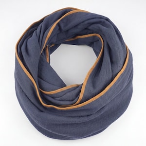 Scarf blue with light brown for the casual look.