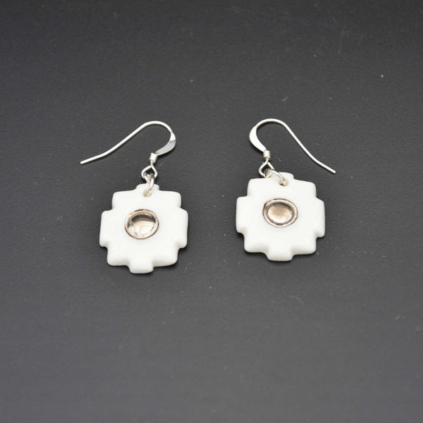 Boucles d'oreilles en porcelaine blanche avec décor platine. Bijou artisanal fait main. Apprêts en argent 925.