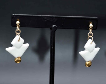 Boucles d'oreilles en porcelaine blanche avec décor en or. Bijou artisanal fait main. Apprêts en Gold Filled 14k.