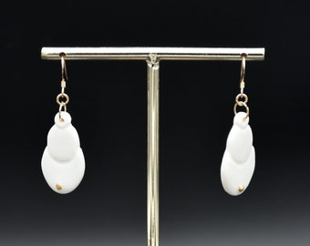 Boucles d'oreilles en porcelaine blanche avec décor en or. Bijou artisanal fait main. Apprêts en Gold Filled 14k.