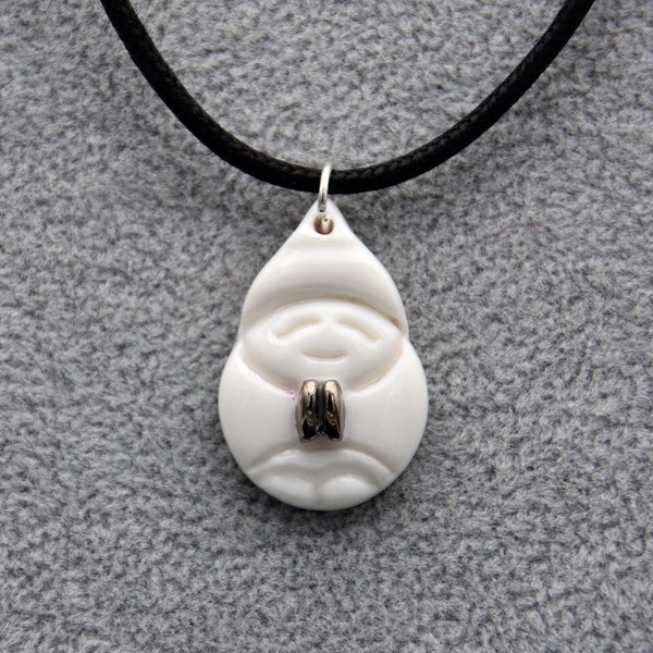 Pendentif en porcelaine blanche décor platine. Collier en céramique, fait main. Bijou artisanal. Cordon en coton ciré. Apprêts en argent.