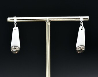 Boucles d'oreilles en porcelaine blanche avec décor platine. Bijou artisanal fait main. Apprêts en argent 925.