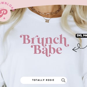 Puede incluir: Una camiseta blanca con el texto "Brunch Babe" en fuente rosa de estilo cursivo. El texto está centrado en la camiseta. La camiseta la lleva puesta una persona. La imagen también incluye el texto "SVG, PNG, DXF" en un cuadro blanco con contorno negro.