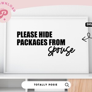 Può includere: Un cartello bianco incorniciato con testo nero che recita "PLEASE HIDE PACKAGES FROM Spouse". Il cartello è su uno scaffale bianco con una tazza bianca e libri sullo scaffale. Il cartello è in vendita come download digitale nei formati SVG, PNG e DXF.