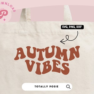 Könnte beinhalten: Eine weiße Einkaufstasche mit dem Text "AUTUMN VIBES" in braunen Retro-Lettern. Der Text "SVG, PNG, DXF" befindet sich in einem schwarzen Rechteck oben auf der Tasche. Der Text "TOTALLY POSIE" befindet sich in einer Suchleiste unten auf der Tasche.