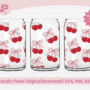 Może przedstawiać: Trzy opakowania na szklane puszki z wzorem czerwonych wiśni i białych kokardek. Tekst "GLASS CAN WRAP 16oz & 20oz" znajduje się na czerwonej rozgwieżdżonej gwiazdce.