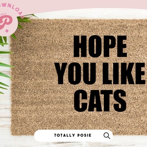 Peut inclure: Un paillasson brun avec le texte "HOPE YOU LIKE CATS" en lettres noires. Le paillasson est sur une surface en bois blanc. Le texte "SVG, PNG, DXF" est dans le coin supérieur droit de l'image.